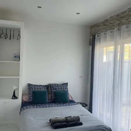 De 18 M2. * Montarnaud